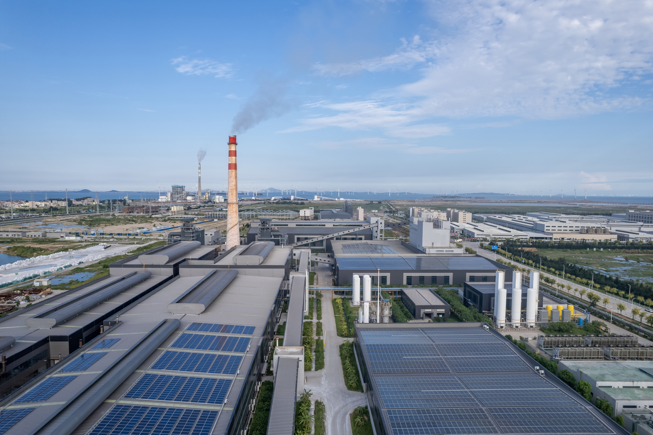 Photovoltaic solar power generation equipment on the roof of a chemical plant